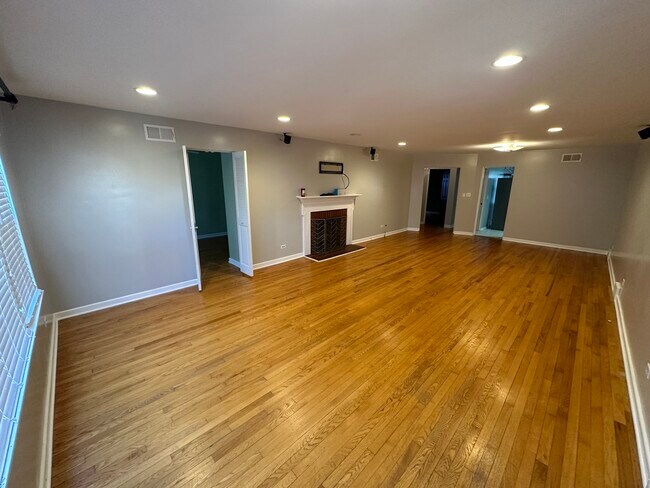 Building Photo - 228 S Hawthorne Ave