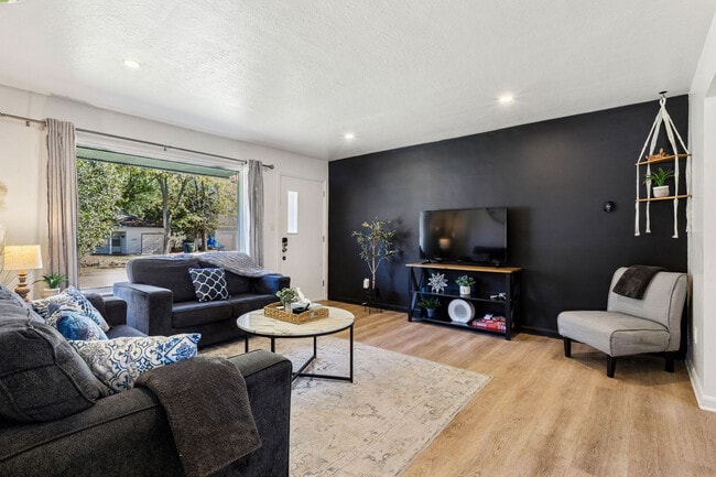 Building Photo - 6484 Aylesworth Dr