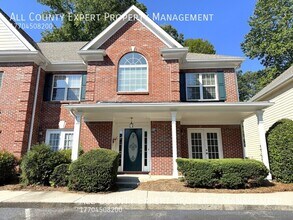 Building Photo - 2075 Pine Tree Dr