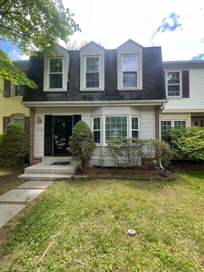 Building Photo - NICE TOWNHOME IN MONTGOMERY VILLAGE WITH F...