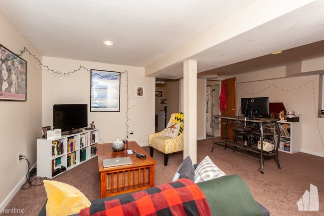 Building Photo - 1 br, 1 bath Apartment - 1446 W Melrose St G