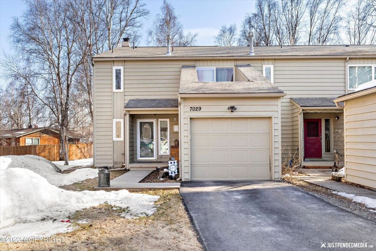 Primary Photo - Spacious 3 BDR Home with BONUS ROOM, Large...