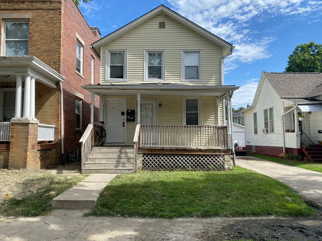 608 1/2 E Monroe St Unit Upper, Bloomington, IL 61701 Room for Rent