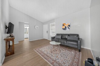 Building Photo - 1955 Larkspur Dr
