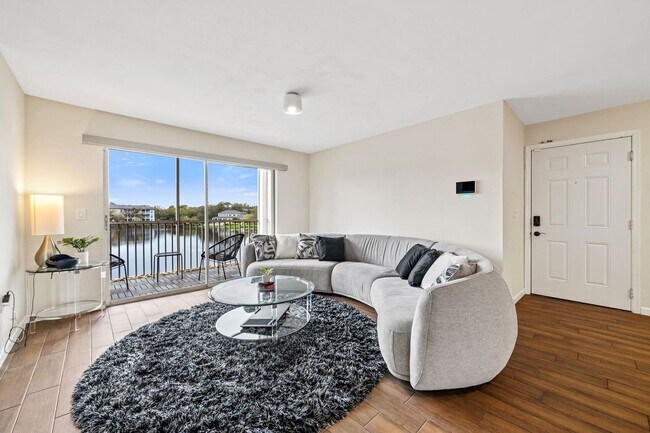 Building Photo - 1 Furnished Bedroom Condo in Tampa! Highly...