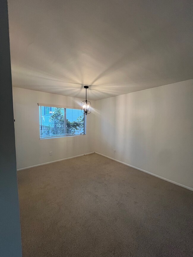 Building Photo - 521 E Arrellaga St