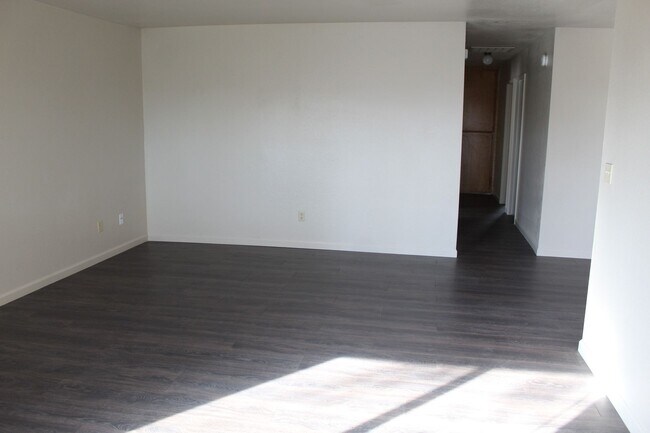 Building Photo - Updated 3 Bedroom 2 Bath House Close to Mu...