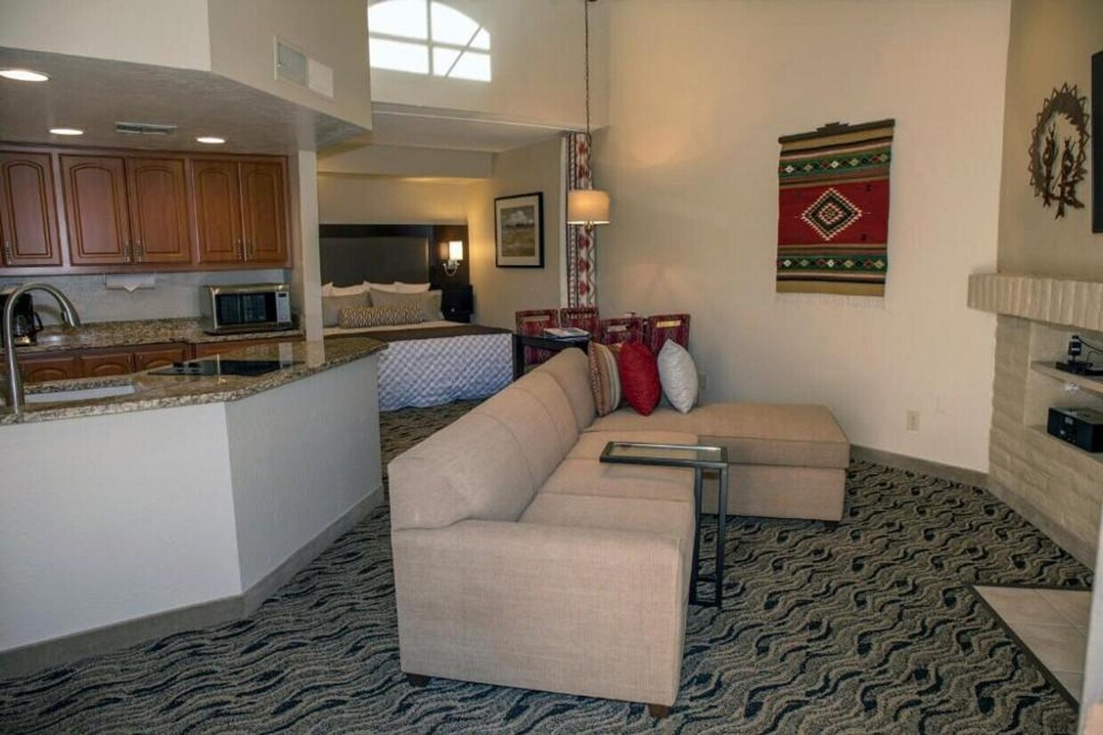 Foto principal - 6302 E Camelback Rd