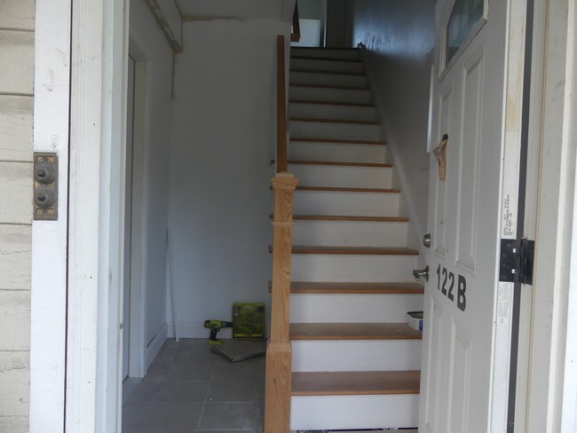 Private entrance - 122 Oak St