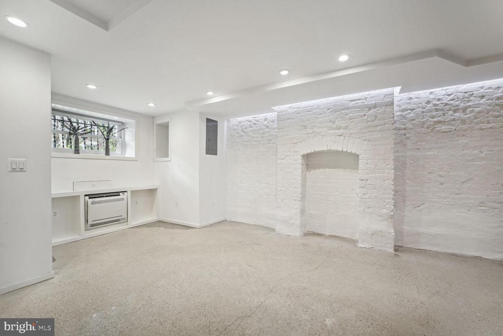 Primary Photo - 2113 Bancroft Pl NW