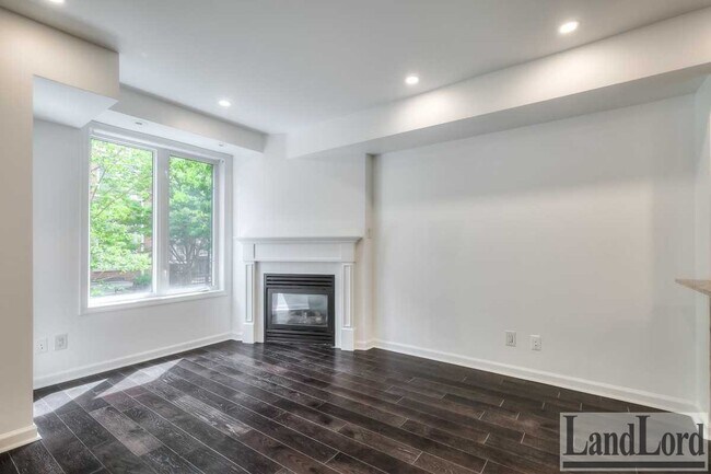 Photo du bâtiment - 60 Joe Shuster Way