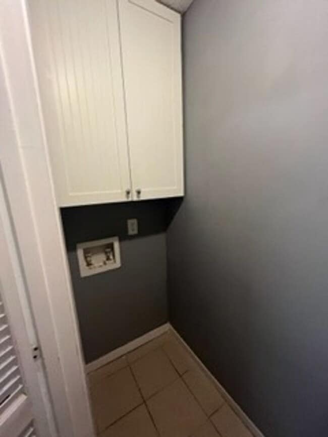 Building Photo - 2 Bed 2 Bath Townhome