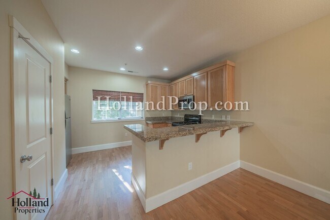 Building Photo - 2 Bedroom Beaverton with an extra flex room!