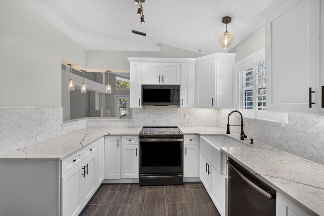 Building Photo - Renovated Brick Home in Gated Community