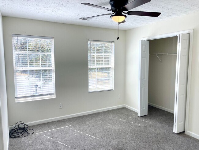 Foto del edificio - Welcome to this charming 3-bedroom, 2.5-bathroom home located in the vibrant community of College...