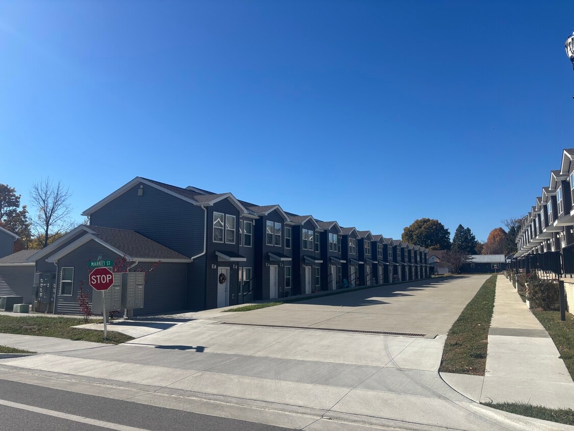 Building Photo - Townhomes on Main