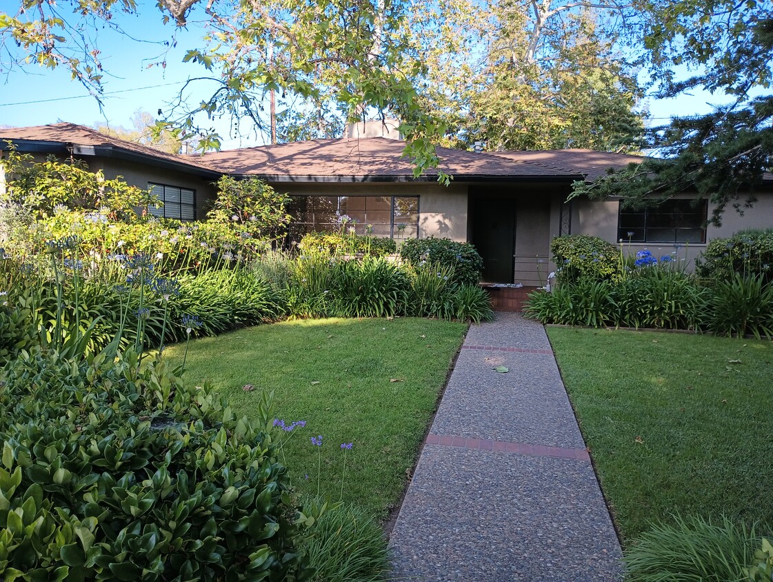 House back from street, shaded by mature trees - 606 Calle Palo Colorado