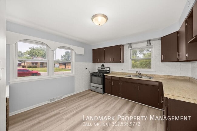 Building Photo - 17141 Highland Ave