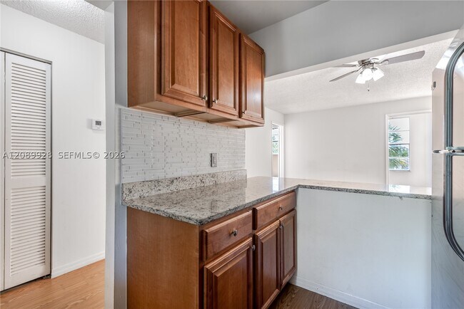 Building Photo - 9949 SW Sandalfoot Blvd