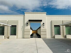Building Photo - 1100 Sugar Gdn Dr