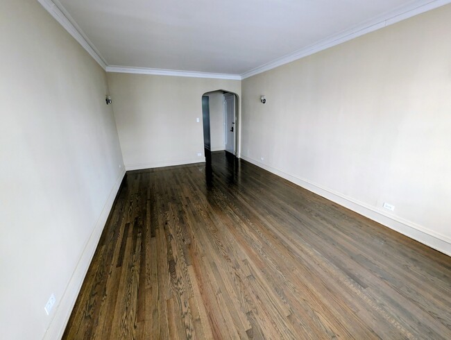 Building Photo - 6703 N Greenview Ave