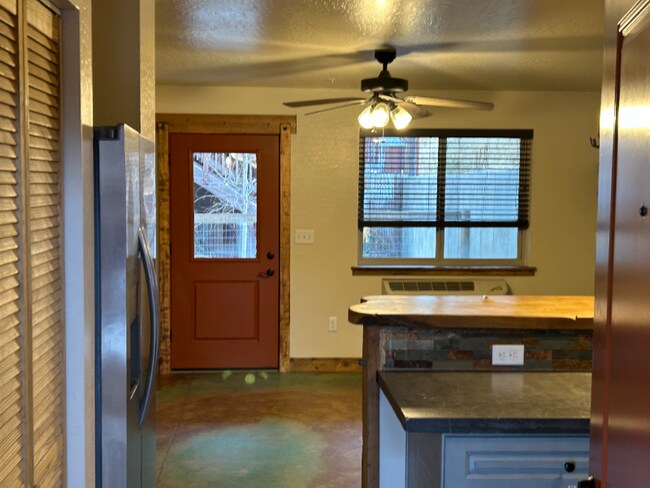 Foto del edificio - 6248 Three Needles Ln