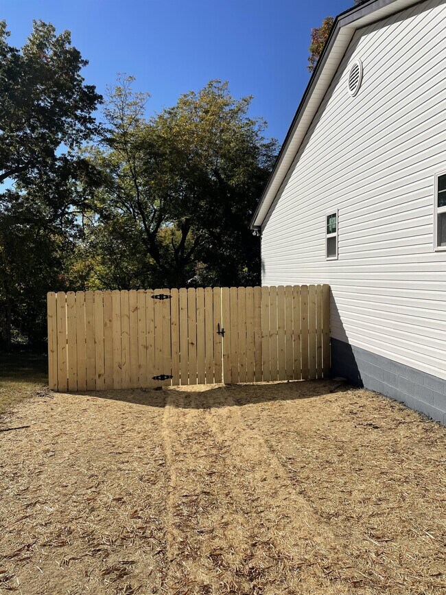 Building Photo - 414 Whiteoak St