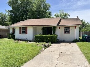 Building Photo - 916 Manhattan Dr