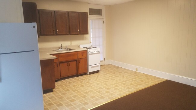 Foto del edificio - SPACIOUS ONE BEDROOM WITH HEAT AND HOT WAT...