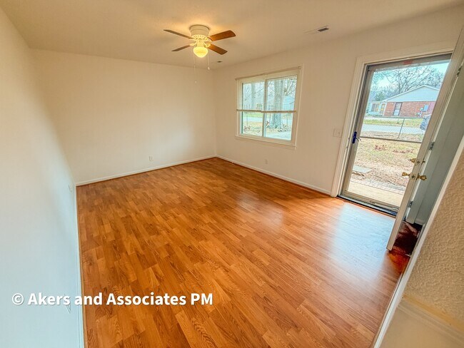 Foto del edificio - 3 Prestbury Dr