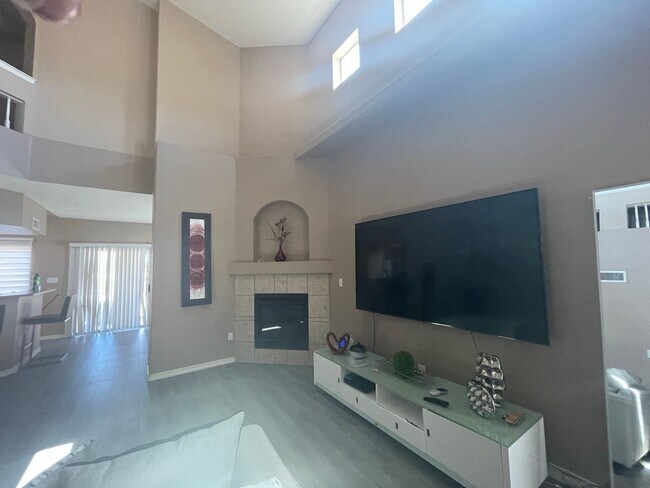 Foto del edificio - East Sides Charming 4-Bedroom, 2.5-Bath Home with Loft