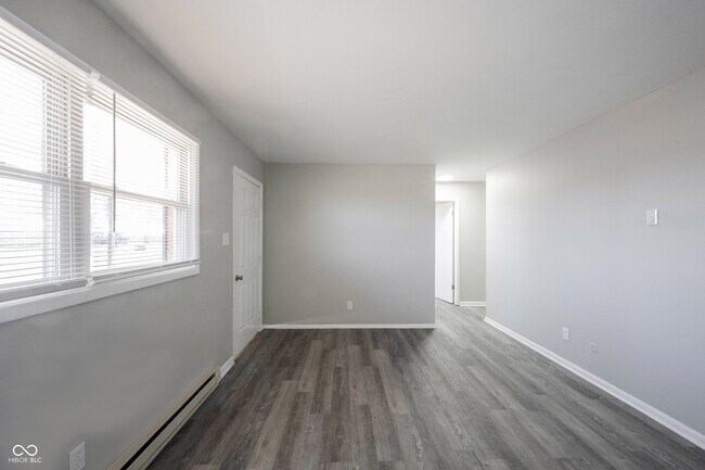 Building Photo - 570 US-52