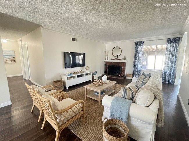 Building Photo - 4 Bedroom, 2 bath home for rent in Huntington Beach