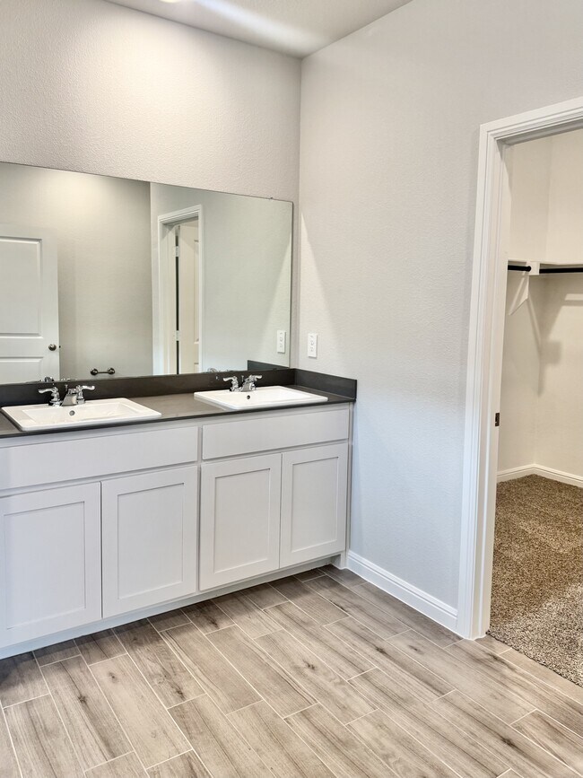 Foto del edificio - 198 Bay Mdws Ln