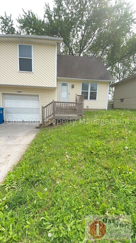 Primary Photo - Spacious 3 Bedroom, 1 Bathroom Duplex for ...