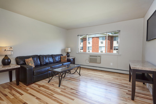 Building Photo - Dutchess Apartment Assoc., LLC - 50-2E