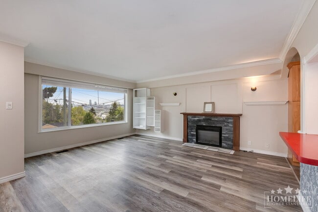 Building Photo - Bright 3 Bedroom Upper Level Home in Cedar Hills Surrey Spacious Family Living