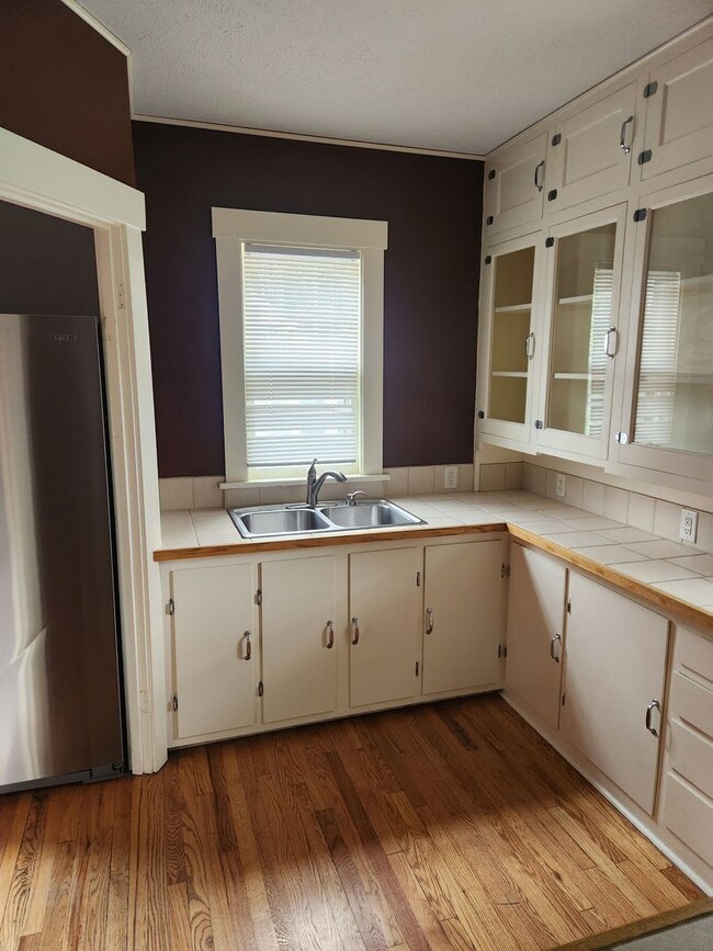 Building Photo - Aksarben 3/2 newly remodeled!