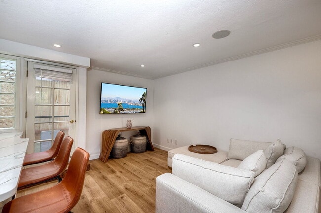 Building Photo - San Diego Coastal Dream Crown Point Jewel 3 or 6 Month lease only Partially Furnished Ready for M...