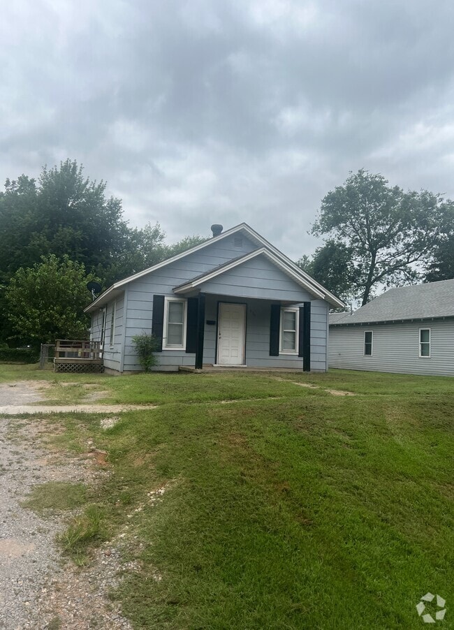 Building Photo - 610 W Apache St