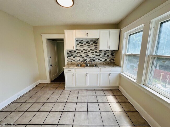 Building Photo - 8710 Vineyard Ave