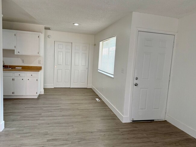 Building Photo - Freshly Updated 2 Bedroom Home with Garage in Sparks