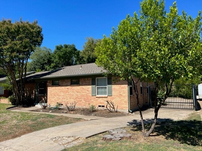 Building Photo - Wonderful home located in Dallas, TX