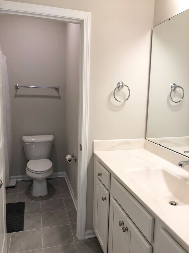 Foto del edificio - 3 Bed 2.5 Bath End Unit with Fenced in Backyard at Winsford At the Park!