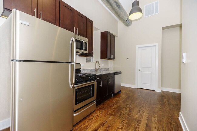 Foto del edificio - 1334 W 18th Pl