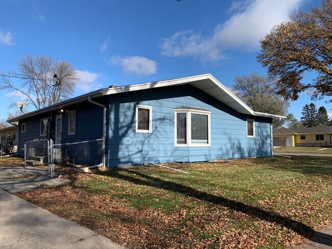 Building Photo - 2 Bed Duplex