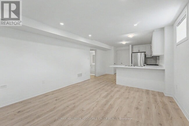 Building Photo - 112 W Oak Trl