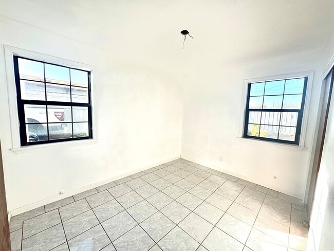 Building Photo - 1044 Washington St