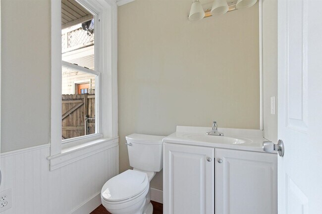 Building Photo - Lovely, renovated three bedroom, one and half bath in York City!