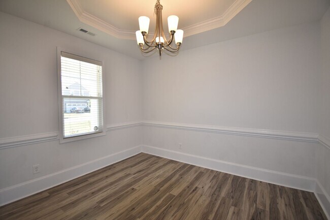 Foto del edificio - 4 Bedroom and 3 Bath Home- Bonus Room (No Pets)